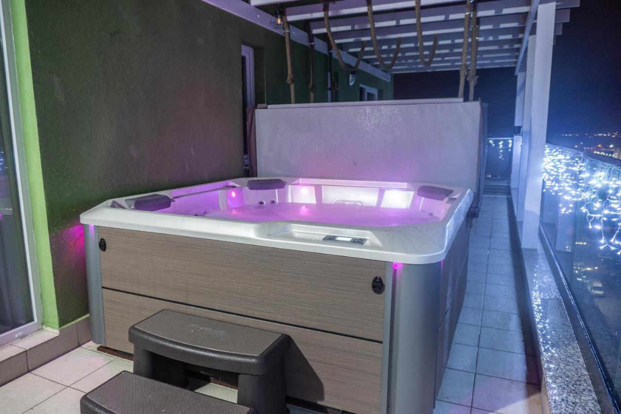 Ferienwohnung White Dream Penthouse With Jacuzzi Brașov Exterior foto