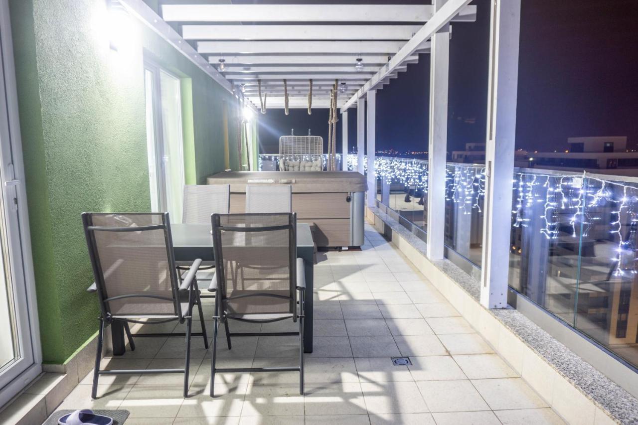 Ferienwohnung White Dream Penthouse With Jacuzzi Brașov Exterior foto