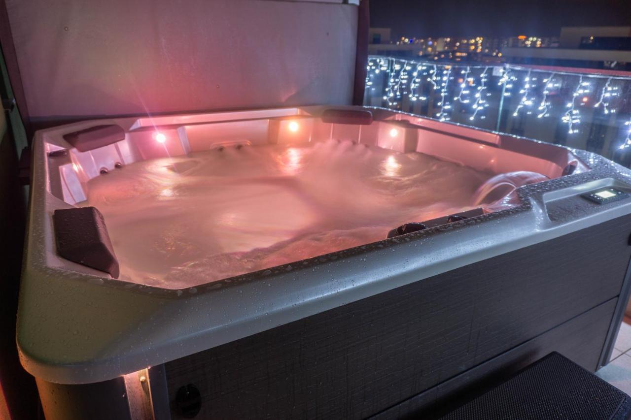 Ferienwohnung White Dream Penthouse With Jacuzzi Brașov Exterior foto
