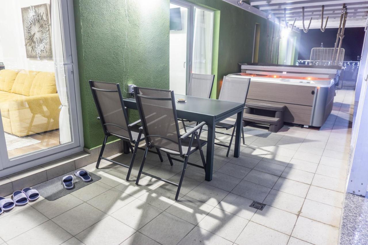 Ferienwohnung White Dream Penthouse With Jacuzzi Brașov Exterior foto